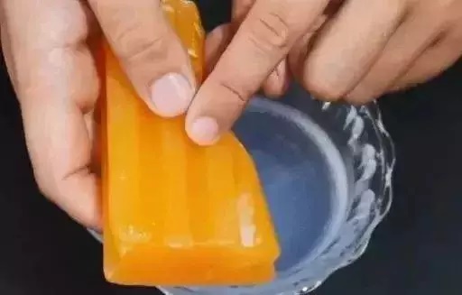 Xà phòng được cắt thành miếng rồi trộn cùng với đường, tác dụng cực mạnh, ai làm theo đều phải gật gù công nhận-7