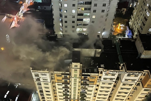 Khói đen bốc lên ngùn ngụt từ chung cư 13 tầng, cư dân tháo chạy-1