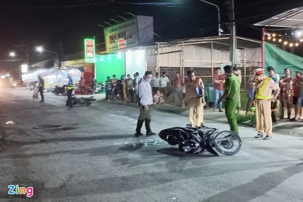 Xe máy văng xa 10 m sau tai nạn, một người chết-1