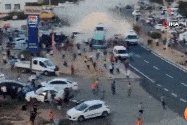 Video xe tải đâm vào đám đông ở Thổ Nhĩ Kỳ, khiến ít nhất 16 người thiệt mạng