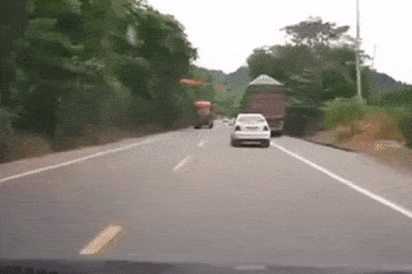 Va chạm kinh hoàng, tàu hỏa tông bay thùng hàng nặng 23 tấn như hộp giấy-1