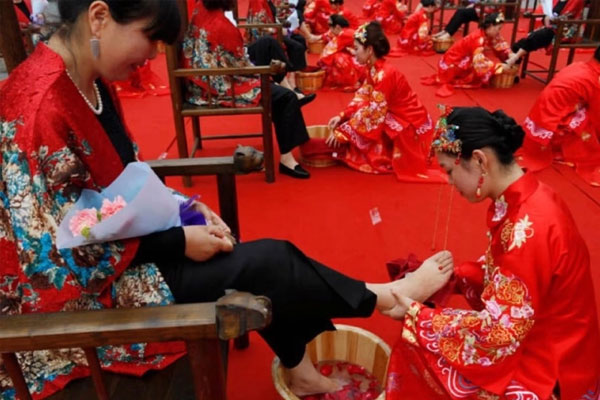 Bức ảnh các nàng dâu quỳ gối rửa chân cho mẹ chồng bị nhiều dân mạng phản đối-1