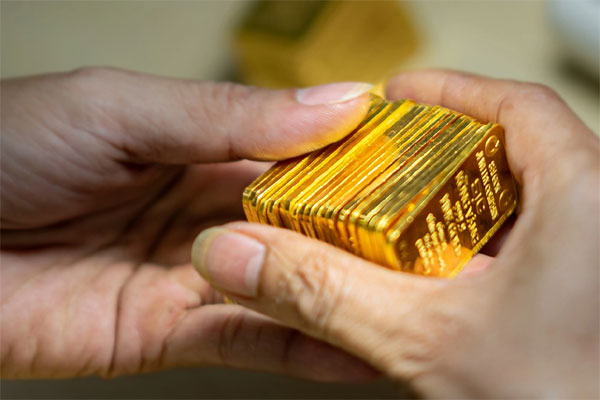 Giá vàng đột ngột tăng, tay ngang buôn đất lo sốt vó-1