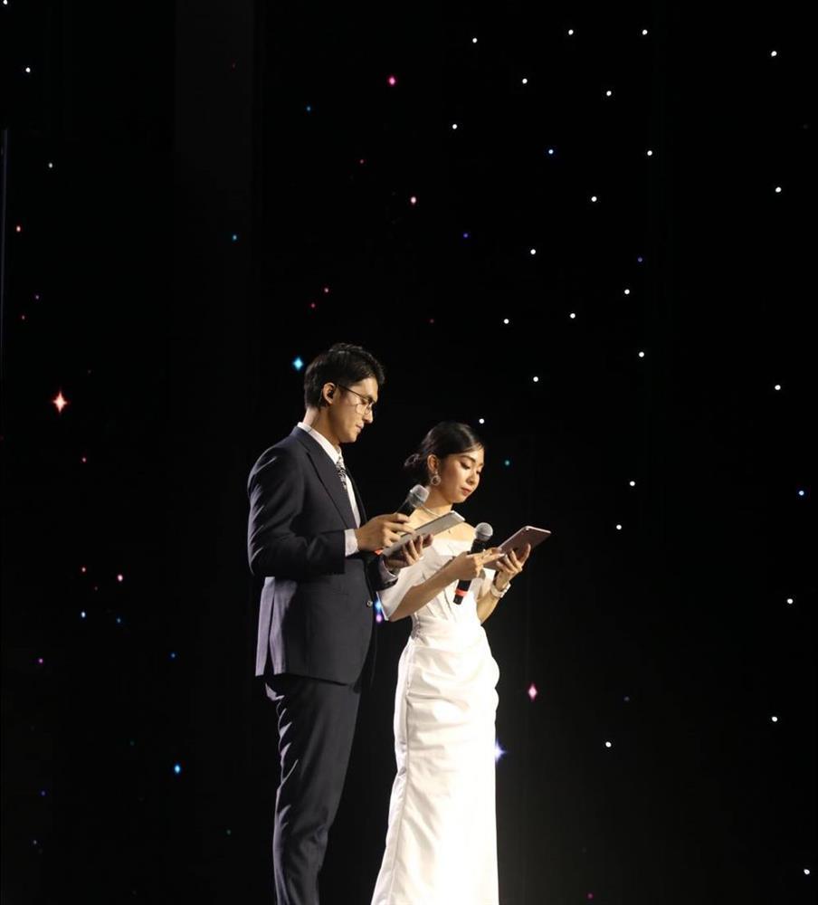 Thầy giáo cục súc nổi danh cách đây 2 năm: Lấn sân MC, người mẫu-4