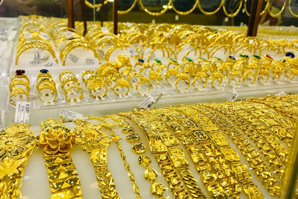 Giá vàng hôm nay 23/8: Đột ngột tăng, trong nước bám trụ 67 triệu đồng/lượng-1
