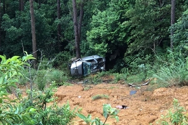 Cắm trại ở nghĩa trang, đôi nam nữ cùng ôtô lao xuống vực-1