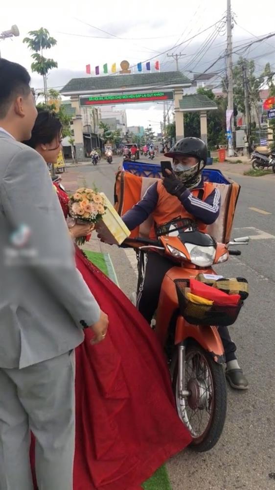 Đang tổ chức lễ cưới cô dâu bỗng nhận được quà của một nam khách không mời mà đến, dân tình cười ngặt nghẽo: Thánh săn sale đây rồi!-1