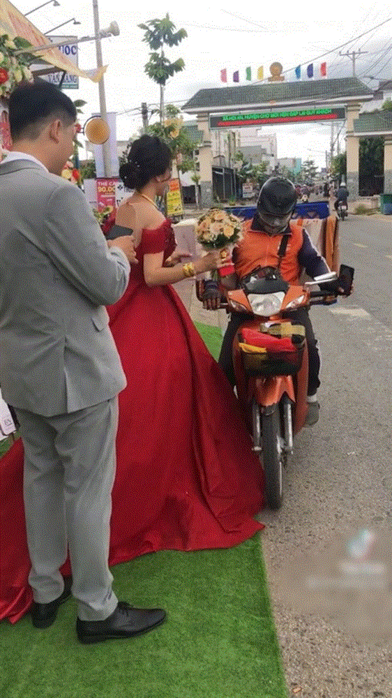 Đang tổ chức lễ cưới cô dâu bỗng nhận được quà của một nam khách không mời mà đến, dân tình cười ngặt nghẽo: Thánh săn sale đây rồi!-2