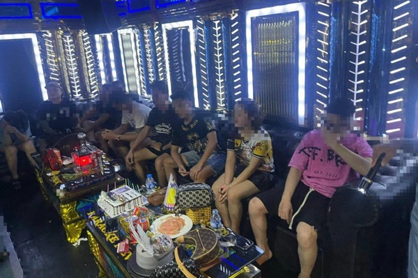 Hà Nội: 19 nam, nữ bay lắc trong quán karaoke đang sửa chữa-1