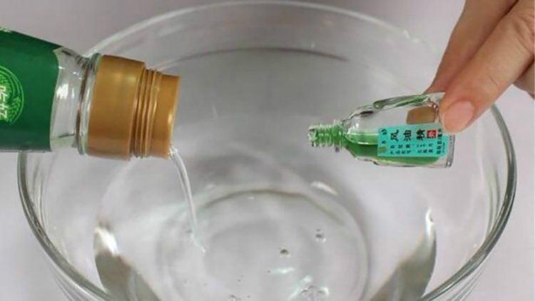 Đổ dầu gió vào giấm trắng: Công dụng tuyệt vời giải quyết nhiều vấn đề nhà nào cũng cần dùng đến-1