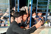 Dương Triệu Vũ xúc động chứng kiến nghệ sĩ Hoài Linh được khán giả miền Trung vây quanh