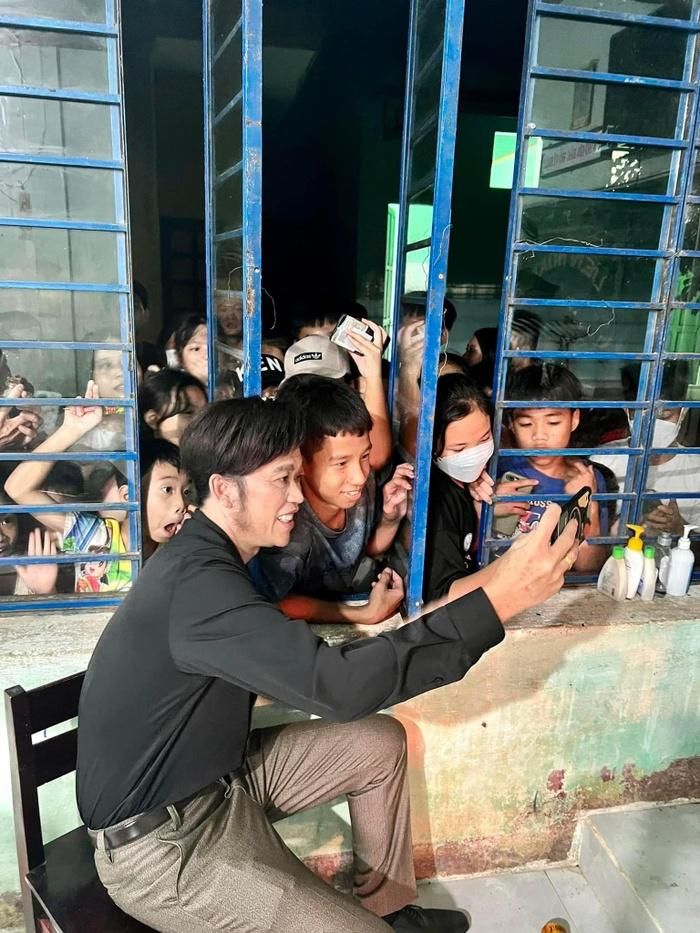 Dương Triệu Vũ xúc động chứng kiến nghệ sĩ Hoài Linh được khán giả miền Trung vây quanh-1