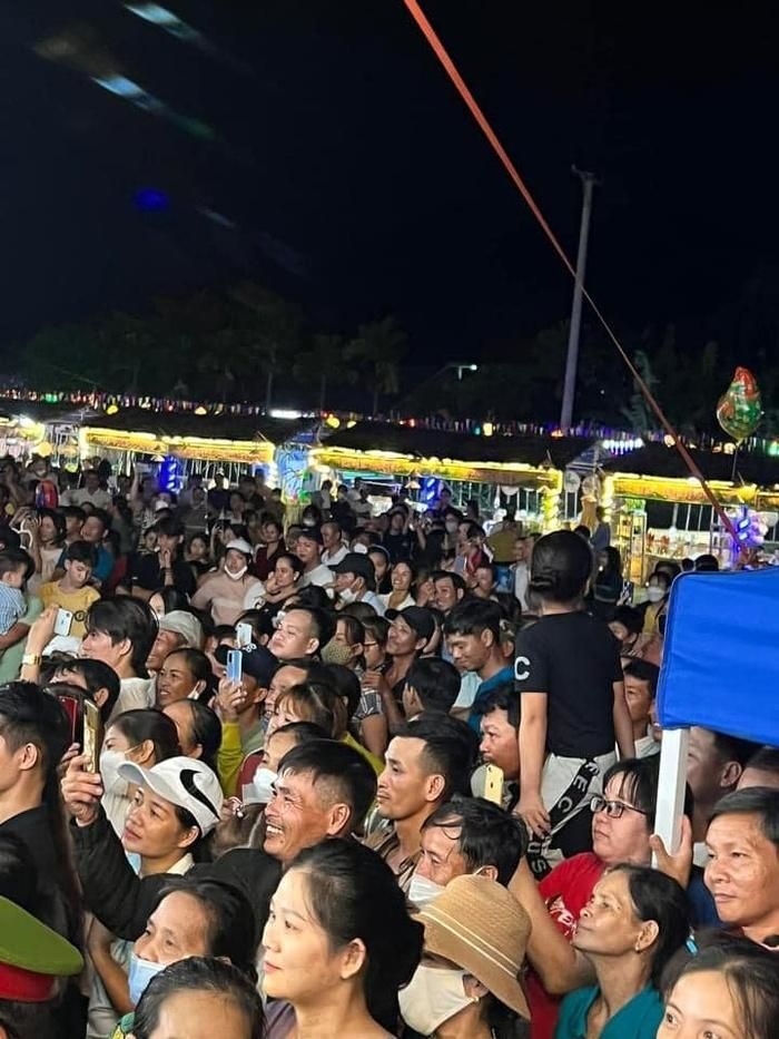 Dương Triệu Vũ xúc động chứng kiến nghệ sĩ Hoài Linh được khán giả miền Trung vây quanh-3