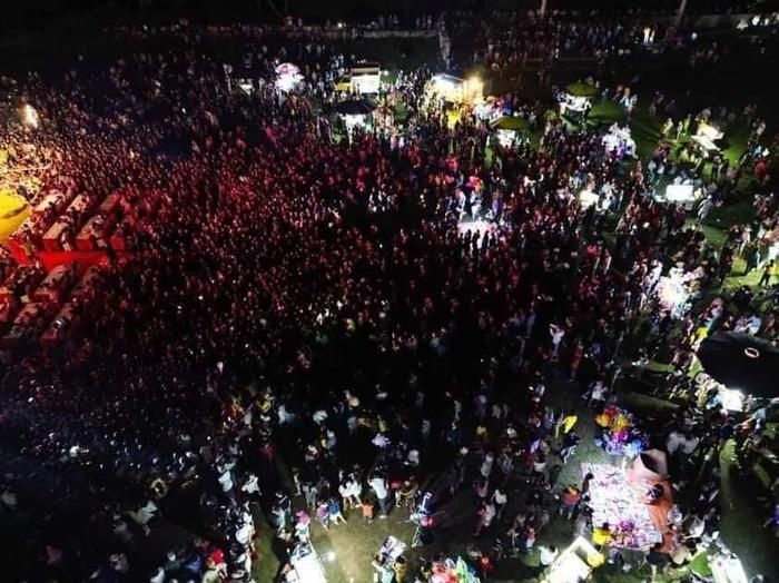 Dương Triệu Vũ xúc động chứng kiến nghệ sĩ Hoài Linh được khán giả miền Trung vây quanh-2