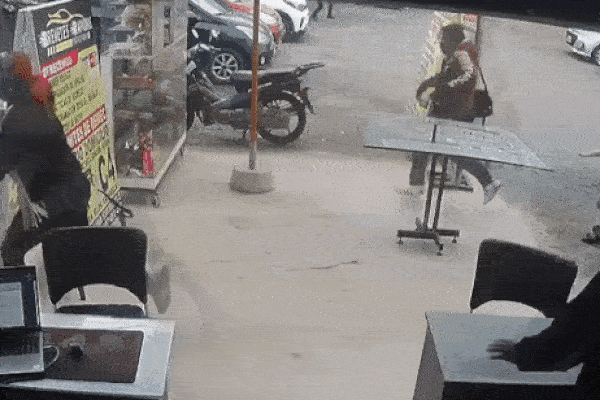 Clip: Khoảnh khắc kinh hoàng bò tót hung hãn tấn công người-1