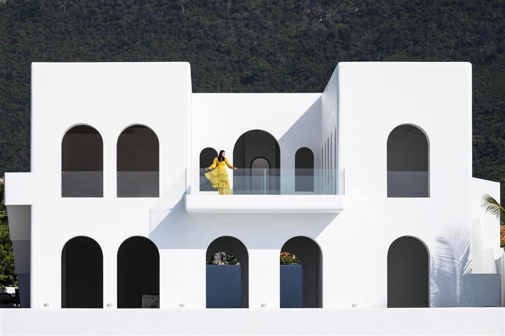 Mãn nhãn với 2 căn biệt thự của vợ chồng Phan Như Thảo: Từ villa trên đồi thông Đà Lạt đến lâu đài triệu đô view biển-11