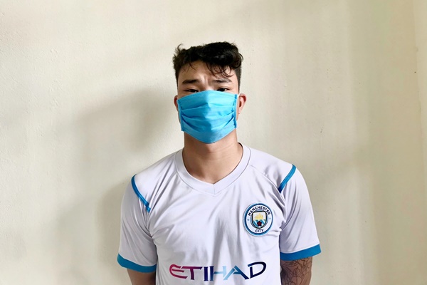 Gã trai dùng dao dí cổ bạn gái cũ bắt tiếp tục quan hệ tình cảm-1