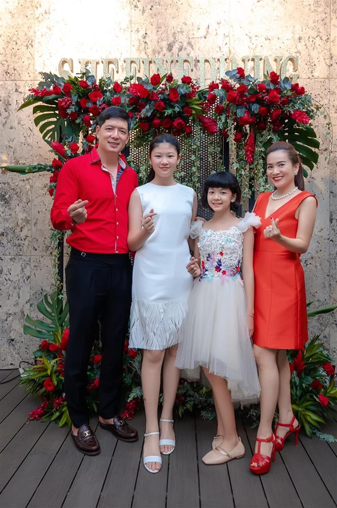 Dù thừa hưởng gen của bố mẹ, 2 con gái của Bình Minh vẫn có bí quyết riêng để sở hữu chiều cao vượt trội-2