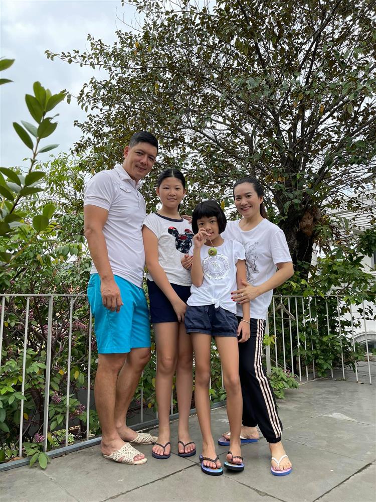 Dù thừa hưởng gen của bố mẹ, 2 con gái của Bình Minh vẫn có bí quyết riêng để sở hữu chiều cao vượt trội-10