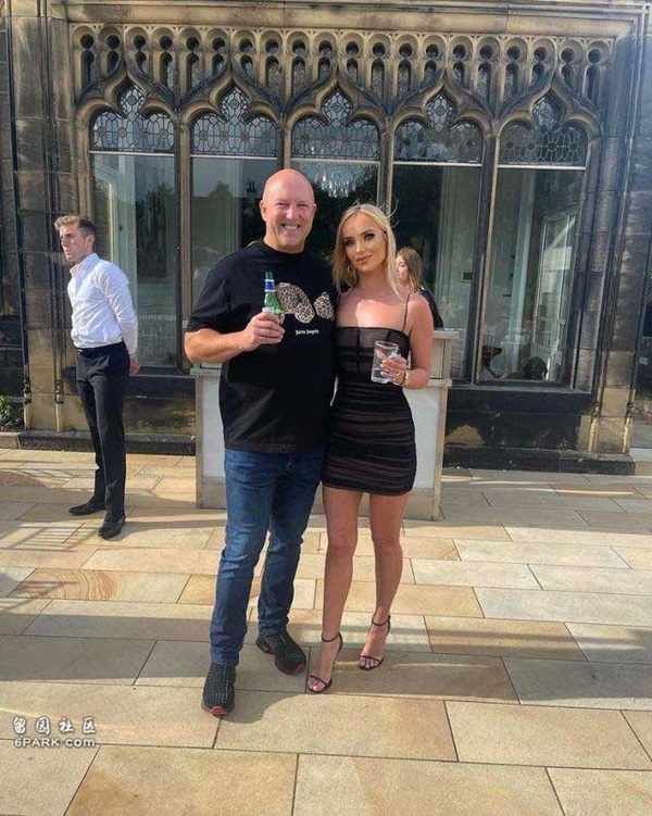 Chán ngấy trai trẻ, cô gái 23 tuổi tìm đàn ông U60 và cưới được tỷ phú-1