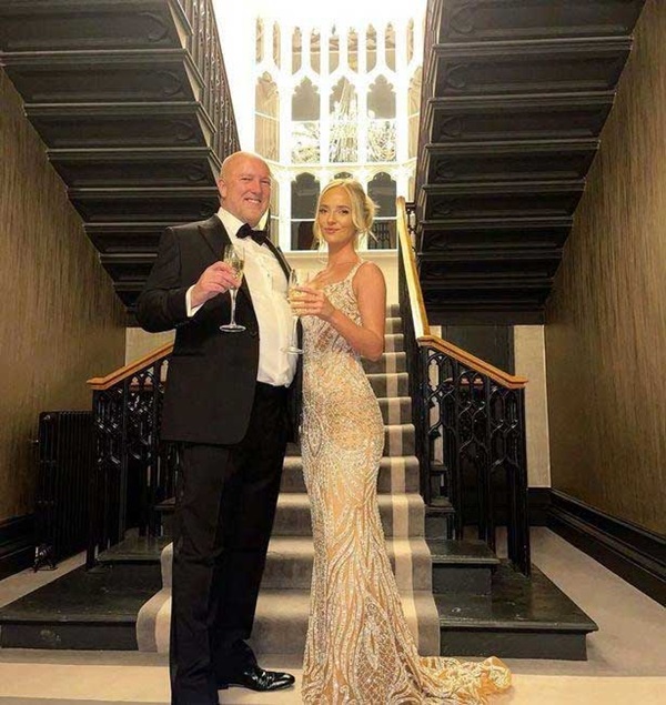 Chán ngấy trai trẻ, cô gái 23 tuổi tìm đàn ông U60 và cưới được tỷ phú-2