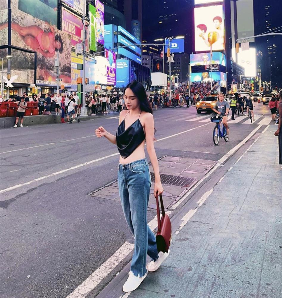 Hương Giang mix đồ dạo phố khoe cơ bụng săn chắc-2