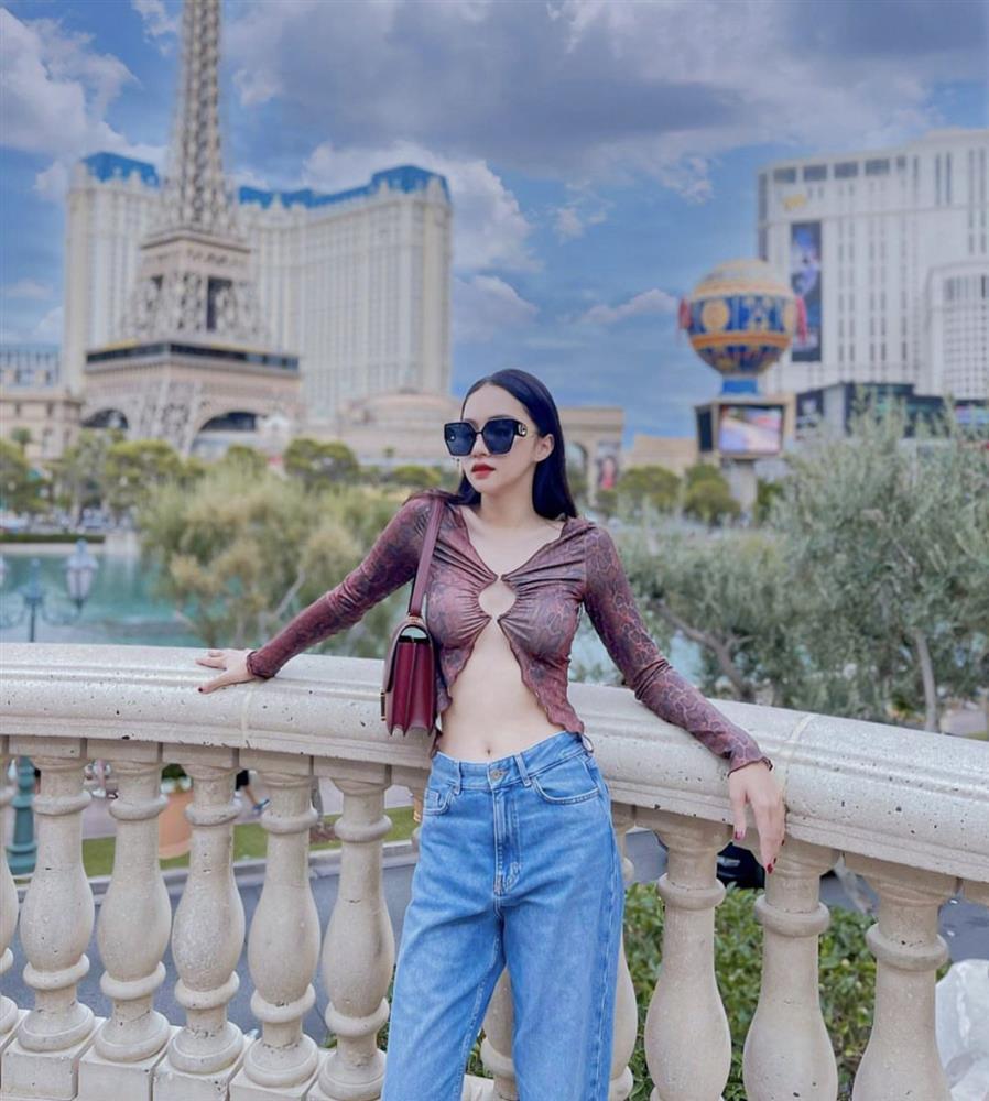 Hương Giang mix đồ dạo phố khoe cơ bụng săn chắc-3