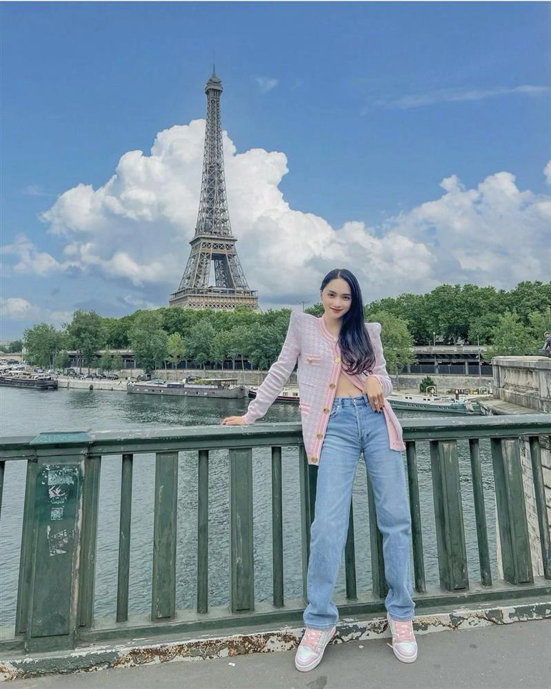 Hương Giang mix đồ dạo phố khoe cơ bụng săn chắc-5