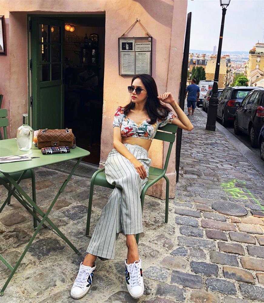 Hương Giang mix đồ dạo phố khoe cơ bụng săn chắc-7