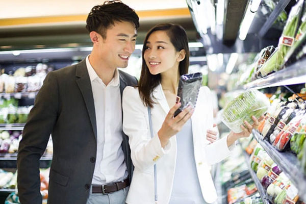 Lần hẹn đầu, cô gái đòi đi siêu thị mua đồ lấy được, bạn trai chạy mất dép-1