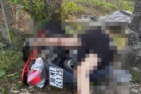 Phát hiện 1 thi thể nữ giới bên đường có nhiều vết máu, nằm đè lên xe máy-1