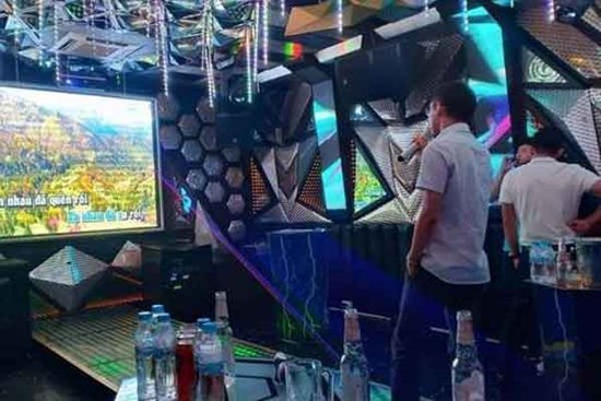 Đang hát karaoke, nam thanh niên ngã nhào rồi chết