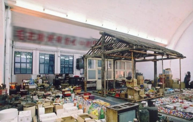 Cụ bà thích nhặt đồ cũ chất thành núi vì một chấp niệm thuở nhỏ, 50 năm sau mở triển lãm trong nước lẫn quốc tế-1