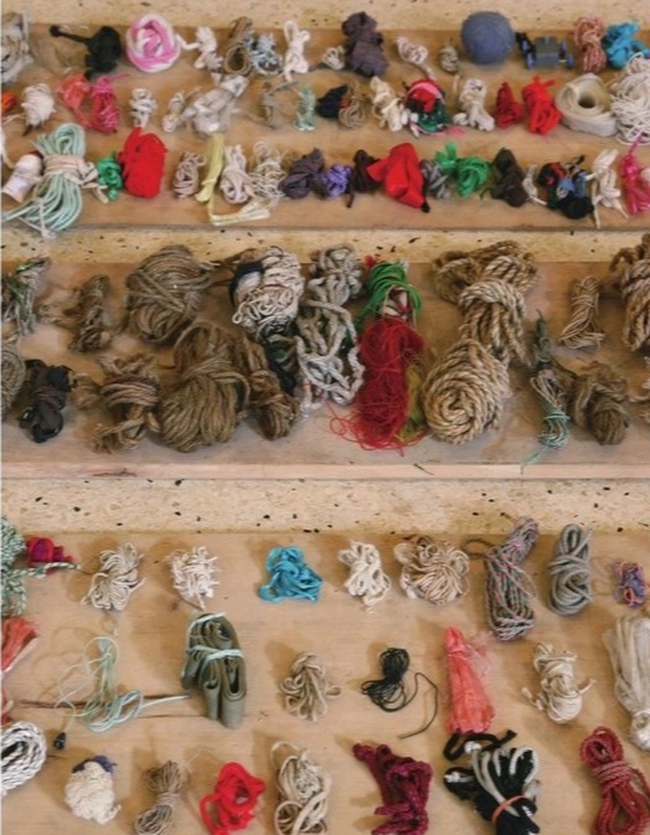 Cụ bà thích nhặt đồ cũ chất thành núi vì một chấp niệm thuở nhỏ, 50 năm sau mở triển lãm trong nước lẫn quốc tế-6