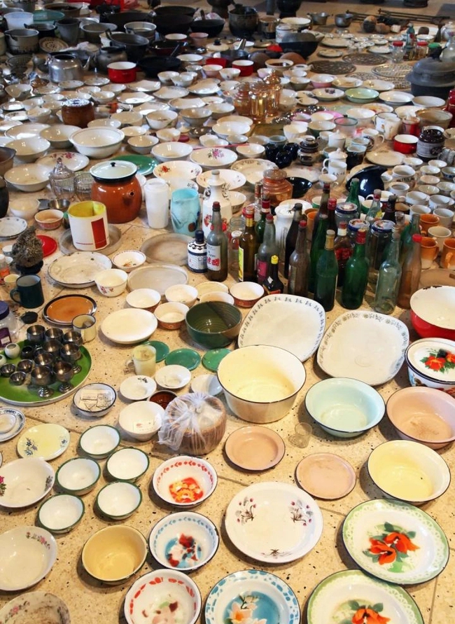 Cụ bà thích nhặt đồ cũ chất thành núi vì một chấp niệm thuở nhỏ, 50 năm sau mở triển lãm trong nước lẫn quốc tế-8