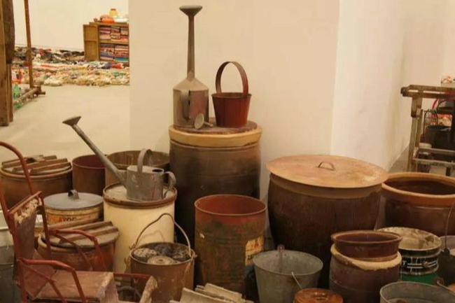 Cụ bà thích nhặt đồ cũ chất thành núi vì một chấp niệm thuở nhỏ, 50 năm sau mở triển lãm trong nước lẫn quốc tế-13