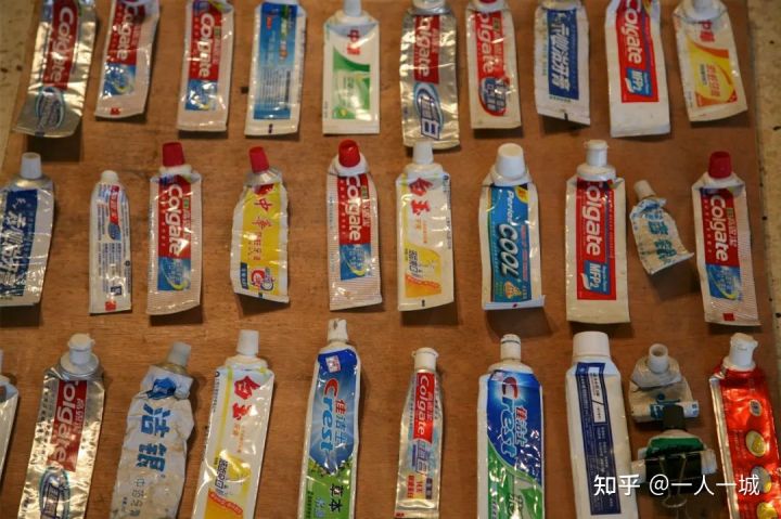 Cụ bà thích nhặt đồ cũ chất thành núi vì một chấp niệm thuở nhỏ, 50 năm sau mở triển lãm trong nước lẫn quốc tế-17