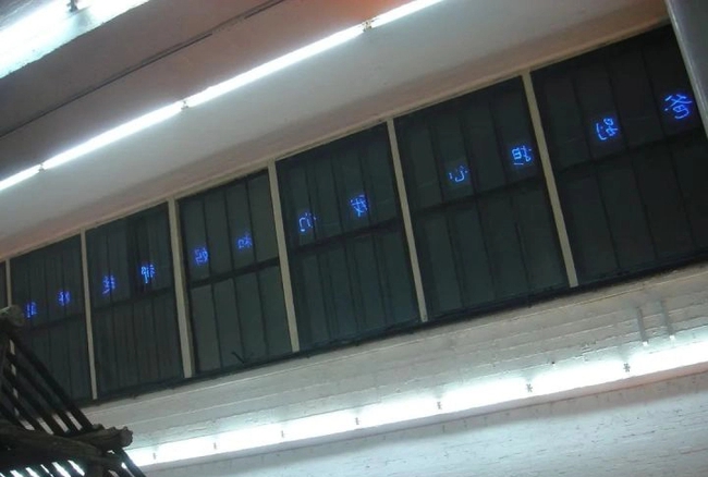 Cụ bà thích nhặt đồ cũ chất thành núi vì một chấp niệm thuở nhỏ, 50 năm sau mở triển lãm trong nước lẫn quốc tế-23