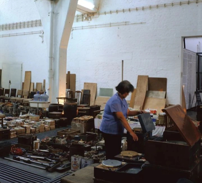 Cụ bà thích nhặt đồ cũ chất thành núi vì một chấp niệm thuở nhỏ, 50 năm sau mở triển lãm trong nước lẫn quốc tế-25