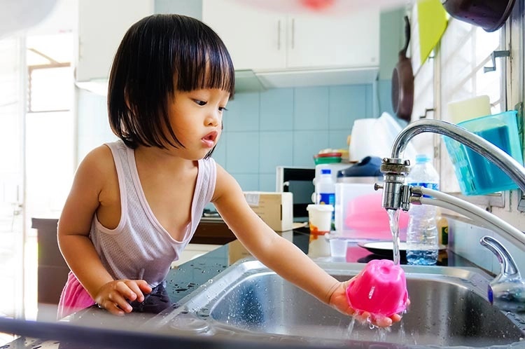Gửi con sang nhà mẹ chồng và em gái luân phiên mỗi người nửa năm, mẹ bỉm sững sờ khi con trở về-2