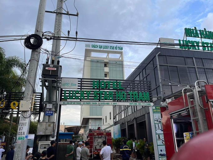 Cứu 5 người mắc kẹt trong đám cháy, 2 chiến sĩ PCCC bị hôn mê-1