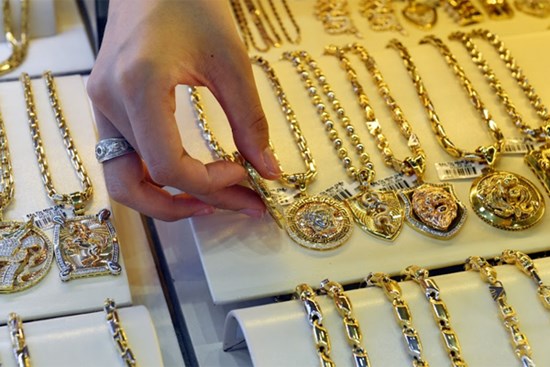 Giá vàng hôm nay 23/8: Đột ngột tăng, trong nước bám trụ 67 triệu đồng/lượng