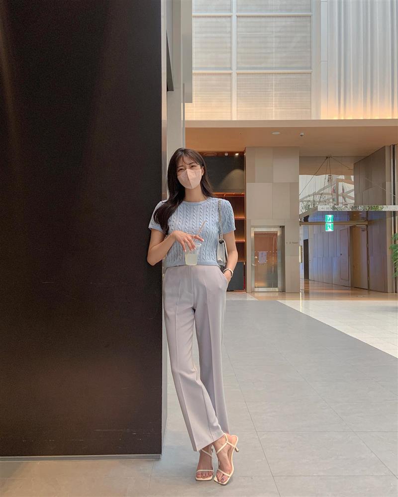 3 kiểu quần trẻ trung hơn hẳn quần âu đen, giúp nâng cấp style công sở-3