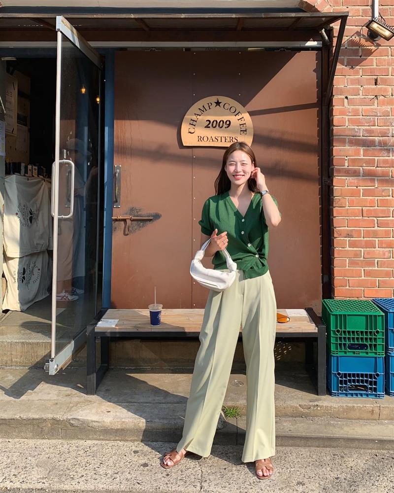 3 kiểu quần trẻ trung hơn hẳn quần âu đen, giúp nâng cấp style công sở-7