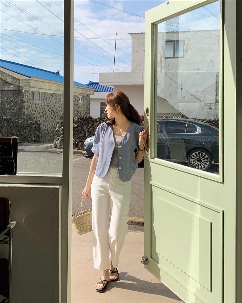 3 kiểu quần trẻ trung hơn hẳn quần âu đen, giúp nâng cấp style công sở-13