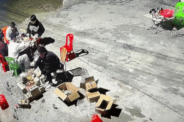 Clip: Nổ máy biến áp giữa đường phố khiến nhiều người hoảng loạn-1