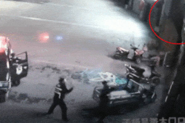 Không 1 động tác thừa, lính cứu hỏa kịp thời giải cứu cô gái định nhảy lầu tự tử-1