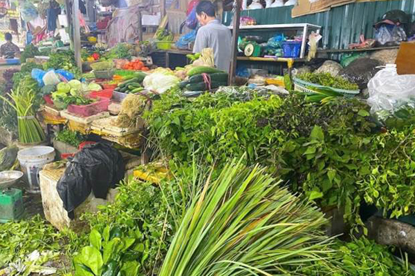 Giá xăng rẻ nhất từ đầu năm: Rau xanh, thực phẩm vẫn đắt đỏ-2