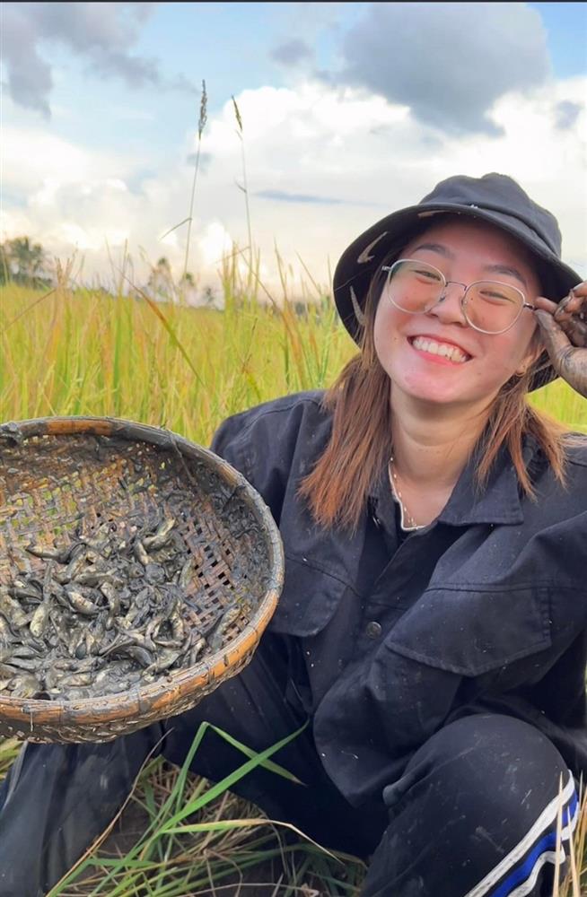 Ra đồng hái rau, bắt cá, 9x sở hữu clip triệu view trên Tiktok-3