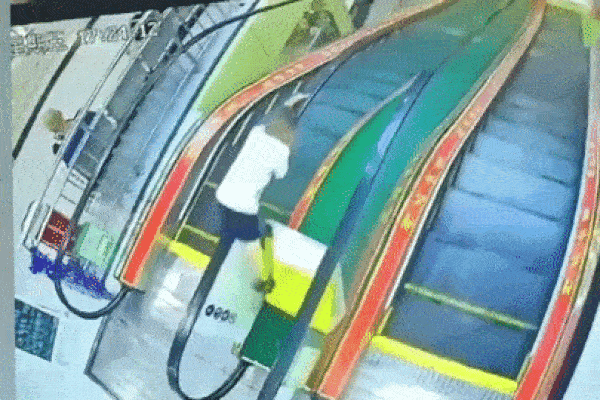 Nghịch dại, bé gái bị treo lơ lửng bên ngoài thang cuốn-1